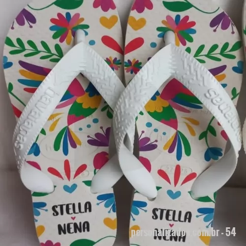 Chinelo personalizado - Personalize seus passos, marque sua história! Nossas Havaianas personalizadas recebem estampas exclusivas  na sola, perfeitas para casamentos, eventos corporativos ou para expressar seu estilo. Conforto, qualidade e personalização em um só produto! Etiquetas emborrachadas nas correias são cobradas a parte.