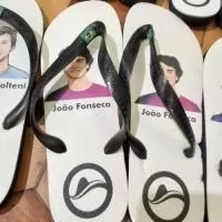 Personalize seus passos, marque sua história! Nossas Havaianas personalizadas recebem estampas exclusivas  na sola, perfeitas para casamentos, eventos corporativos ou para expressar seu estilo. Conforto, qualidade e personalização em um só produto!