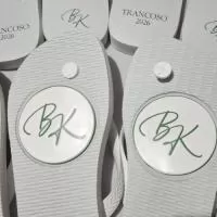 Personalize seus passos, marque sua história! Nossas Havaianas personalizadas recebem estampas exclusivas  na sola, perfeitas para casamentos, eventos corporativos ou para expressar seu estilo. Conforto, qualidade e personalização em um só produto!