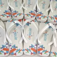 Havaianas Personalizadas  Transforme um clássico em algo único! Nossas Havaianas personalizadas recebem estampas exclusivas em transfer na sola, perfeitas para presentes, eventos, empresas ou para expressar seu estilo. Conforto, qualidade e personalização em um só produto. ?????Etiquetas personalizadas são cobradas a parte.