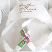 Embalagens personalizadas para Havaianas, criadas para valorizar seu produto com charme, proteção e um toque especial. Perfeitas para presentes, eventos e brindes..