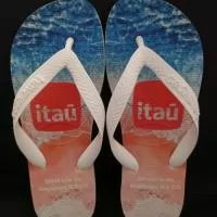 Personalize seus passos, marque sua história! Nossas Havaianas personalizadas recebem estampas exclusivas  na sola, perfeitas para casamentos, eventos corporativos ou para expressar seu estilo. Conforto, qualidade e personalização em um só produto!
