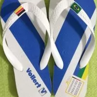 Personalize seus passos, marque sua história! Nossas Havaianas personalizadas recebem estampas exclusivas  na sola, perfeitas para casamentos, eventos corporativos ou para expressar seu estilo. Conforto, qualidade e personalização em um só produto! Etiquetas emborrachadas nas correias são cobradas a parte.