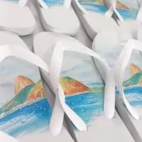 Havaianas Personalizadas  Transforme um clássico em algo único! Nossas Havaianas personalizadas recebem estampas exclusivas na sola, perfeitas para presentes, eventos, empresas ou para expressar seu estilo. Conforto, qualidade e personalização em um só produto. 