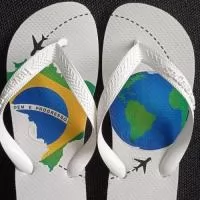 Havaianas Personalizadas  Transforme um clássico em algo único! Nossas Havaianas personalizadas recebem estampas exclusivas na sola, perfeitas para presentes, eventos, empresas ou para expressar seu estilo. Conforto, qualidade e personalização em um só produto. 