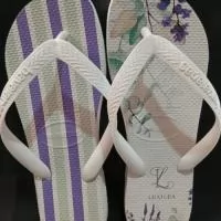 Havaianas Personalizadas  Transforme um clássico em algo único! Nossas Havaianas personalizadas recebem estampas exclusivas na sola, perfeitas para presentes, eventos, empresas ou para expressar seu estilo. Conforto, qualidade e personalização em um só produto. 