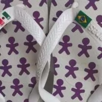 Personalize seus passos, marque sua história! Nossas Havaianas personalizadas recebem estampas exclusivas  na sola, perfeitas para casamentos, eventos corporativos ou para expressar seu estilo. Conforto, qualidade e personalização em um só produto! Etiquetas emborrachadas nas correias são cobradas a parte.