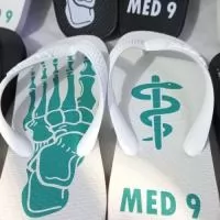 Personalize seus passos, marque sua história! Nossas Havaianas personalizadas recebem estampas exclusivas  na sola, perfeitas para casamentos, eventos corporativos ou para expressar seu estilo. Conforto, qualidade e personalização em um só produto!