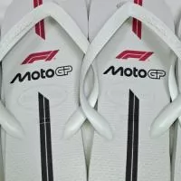Personalize seus passos, marque sua história! Nossas Havaianas personalizadas recebem estampas exclusivas  na sola, perfeitas para casamentos, eventos corporativos ou para expressar seu estilo. Conforto, qualidade e personalização em um só produto! Etiquetas emborrachadas nas correias são cobradas a parte.