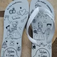 Personalize seus passos, marque sua história! Nossas Havaianas personalizadas recebem estampas exclusivas  na sola, perfeitas para casamentos, eventos corporativos ou para expressar seu estilo. Conforto, qualidade e personalização em um só produto! Etiquetas emborrachadas nas correias são cobradas a parte.
