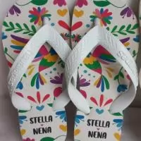 Personalize seus passos, marque sua história! Nossas Havaianas personalizadas recebem estampas exclusivas  na sola, perfeitas para casamentos, eventos corporativos ou para expressar seu estilo. Conforto, qualidade e personalização em um só produto! Etiquetas emborrachadas nas correias são cobradas a parte.