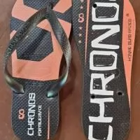 Personalize seus passos, marque sua história! Nossas Havaianas personalizadas recebem estampas exclusivas  na sola, perfeitas para casamentos, eventos corporativos ou para expressar seu estilo. Conforto, qualidade e personalização em um só produto! Etiquetas emborrachadas nas correias são cobradas a parte.