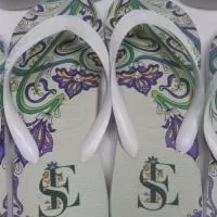 Personalize seus passos, marque sua história! Nossas Havaianas personalizadas recebem estampas exclusivas  na sola, perfeitas para casamentos, eventos corporativos ou para expressar seu estilo. Conforto, qualidade e personalização em um só produto! Etiquetas emborrachadas nas correias são cobradas a parte.