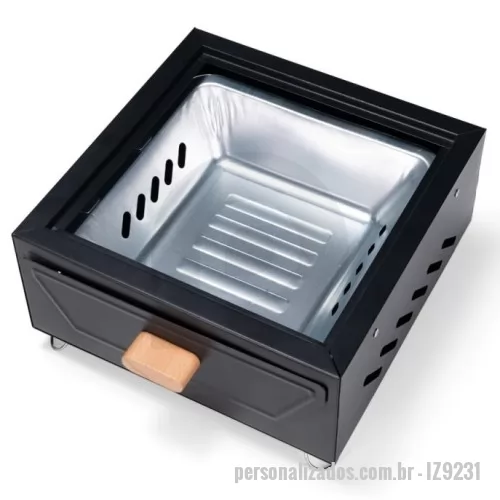Churrasqueira portátil personalizada - Churrasqueira portátil em ferro com pés retráteis em metal. Conta com grelha e bandeja para carvão em metal com puxador de madeira.  Altura :  13 cm  Largura :  31 cm  Profundidade :  31 cm