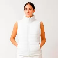 Colete Puffer personalizado é uma excelente escolha de brinde corporativo para promover sua marca com estilo e funcionalidade. Confeccionado em 100% poliéster, oferece leveza, conforto térmico e mobilidade, ideal para dias mais frios. Disponível em diversas cores, combina com diferentes estilos e pode ser personalizado com bordado ou DTF. Além de reforçar sua identidade visual, é um brinde personalizado útil, moderno e que agrega valor à imagem da sua empresa, seja em eventos, campanhas promocionais ou uniformes.
