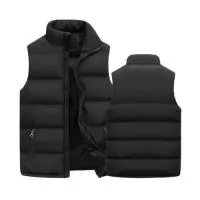 FICHA TÉCNICA – COLETE PUFFER (ACOLCHOADO TÉRMICO). Descrição do Produto  Colete puffer desenvolvido para proteção térmica e conforto em ambientes frios ou de meia estação. Produto leve, funcional e elegante, ideal para uniformes corporativos, eventos promocionais e campanhas de inverno. Especificações Técnicas Produto: Colete puffer personalizado Material externo: Poliéster impermeável ou resistente à água Material interno: Forro em poliéster ou nylon Enchimento: Fibra sintética siliconada (isolamento térmico) Estrutura: Acolchoado com costura em gomos (quilting) Fechamento: Zíper frontal reforçado Gola: Alta (proteção contra vento) Bolsos: Laterais com zíper (opcional interno) Cavas: Acabamento com elástico ou viés reforçado Acabamento: Costura reforçada e modelagem anatômica. Medidas (padrão) PP, P, M, G, GG, XGG (Pode ser ajustado conforme modelagem do cliente). Personalização Bordado (principal método recomendado) Patch bordado ou emborrachado (PVC) Silk screen (serigrafia em área