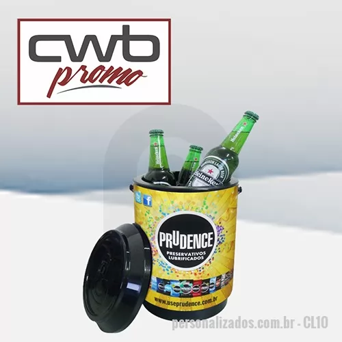 Cooler personalizado - PRODUTO: Cooler 10 latas MEDIDAS: 31,0 cm de altura com a tampa x 20,2 cm de diâmetro CAPACIDADE: 6 Litros MATERIAL: Polipropileno com parede dupla PERSONALIZAÇÃO: Adesivo com impressão (cromia) de alta resolução em 360° CORES: Branco e Preto