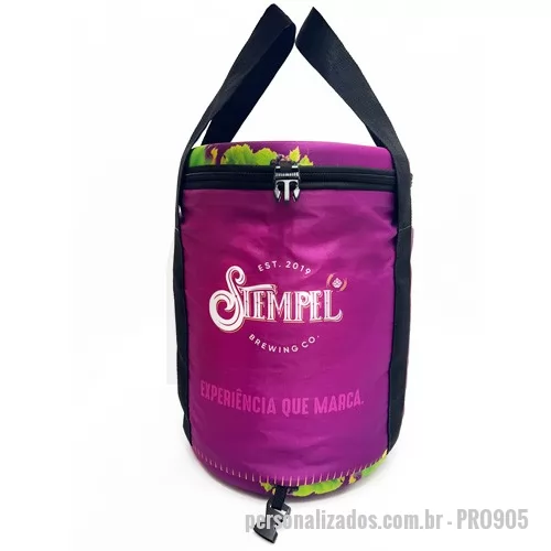 Cooler personalizado -  Confeccionado com Nylon 600 resinado. Tampa e fundo em E.V.A revestido com Helanca. Revestimento interno em Bagun Espelhado. Alça de ombro de 40mm. Fechamento em zíper nº 08, 02 cursores. Tamanho 39 x 27 x 27 cm (28 litros aproximados). Gravação sugerida - Sublimação 
