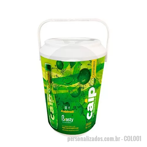 Cooler personalizado - Cooler personalizado, sua empresa será sempre lembrada em momentos de lazer de seus clientes e colaboradores. Bolsa térmica personalizada é ideal para manter a temperatura de suas bebidas. Prática para levar ao parque, praia ou viagens. O cooler isotérmico possui capacidade para 8 latas, podendo armazenar 5,5 litros. Ótimo presente que divulgará a marca da sua empresa por muito tempo. Personalize com sua marca gravada em impressão digital no adesivo e compre a partir de 50 unidades.
