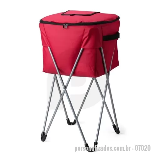 Cooler personalizado - Cooler Personalizado - 07020 - O cooler perfeito para eventos ao ar livre! Com uma impressionante capacidade de 62 litros, este cooler é produzido em poliéster com revestimento térmico em PEVA atóxico e soldado, garantindo que não haja vazamentos. Ideal para festas, ele cumpre perfeitamente o papel de manter as bebidas geladas, podendo até mesmo adicionar gelo em seu interior. Para preservar ainda mais a temperatura durante o uso, há uma pequena tampa de fácil acesso, evitando a necessidade de abrir o cooler completamente. Com um pedestal metálico de manuseio prático e sustentação firme, o cooler acompanha um estojo de poliéster para manter tudo organizado e pronto para o - 179210 - Cooler