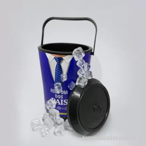 Cooler personalizado - Cooler Térmico 8 Latas ideal para campanhas de Dia dos Pais, unindo praticidade, utilidade e valorização da sua marca. Compacto e fácil de transportar, mantém bebidas geladas por mais tempo e oferece uma excelente área para personalização. Perfeito para presentear clientes, colaboradores e parceiros, criando uma lembrança útil e duradoura em uma data especial.