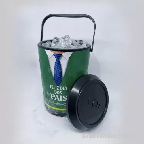 Cooler personalizado - Cooler Térmico 8 Latas ideal para campanhas de Dia dos Pais, unindo praticidade, utilidade e valorização da sua marca. Compacto e fácil de transportar, mantém bebidas geladas por mais tempo e oferece uma excelente área para personalização. Perfeito para presentear clientes, colaboradores e parceiros, criando uma lembrança útil e duradoura em uma data especial.