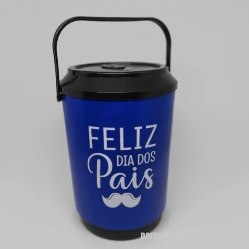 Cooler personalizado - Cooler Térmico 8 Latas ideal para campanhas de Dia dos Pais, unindo praticidade, utilidade e valorização da sua marca. Compacto e fácil de transportar, mantém bebidas geladas por mais tempo e oferece uma excelente área para personalização. Perfeito para presentear clientes, colaboradores e parceiros, criando uma lembrança útil e duradoura em uma data especial.