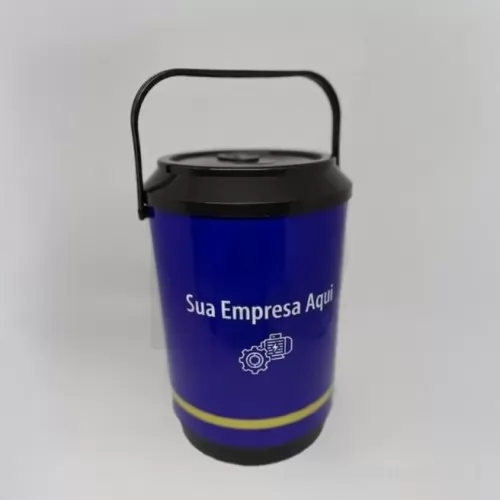 Cooler personalizado - Cooler Térmico 8 Latas com personalização exclusiva para destacar a sua marca. Compacto, prático e funcional, possui uma ampla área para aplicação da sua logo ou identidade visual, garantindo maior visibilidade em momentos de lazer, viagens, confraternizações e eventos. Ideal para ações promocionais, brindes corporativos e campanhas de marketing, é uma opção útil e de grande impacto para fortalecer a presença da sua empresa junto a clientes e parceiros.