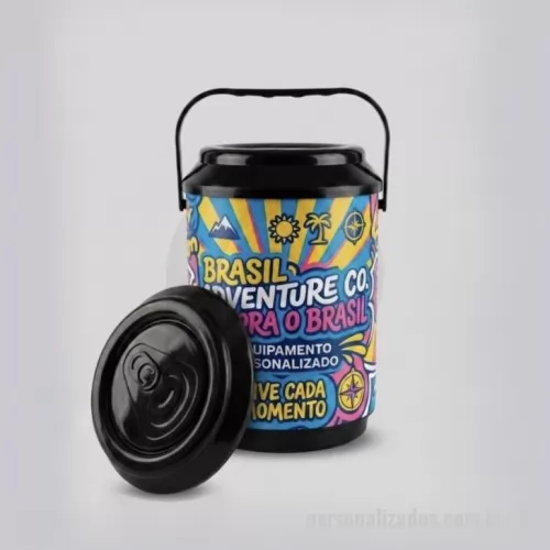 Cooler personalizado - Destaque sua empresa com um brinde útil, moderno e de grande impacto visual. O Cooler Térmico para 10 Latas é ideal para ações promocionais, eventos corporativos, convenções, campanhas de relacionamento e presentes de fim de ano. Com excelente capacidade de armazenamento, ele mantém bebidas geladas por mais tempo e oferece uma ampla área para personalização, garantindo que sua marca esteja presente nos momentos de lazer, confraternização e descontração dos seus clientes, colaboradores e parceiros. - Capacidade para até 10 latas?- Excelente área para personalização da marca?- Ideal para brindes corporativos e ações promocionais?- Prático, resistente e fácil de transportar?-Valoriza sua marca e aumenta sua visibilidade Transforme um simples brinde em uma experiência memorável e fortaleça o relacionamento com quem mais importa para o seu negócio.