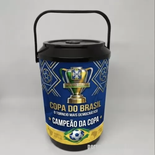 Cooler personalizado - Cooler Térmico 8 Latas com tema da Copa, ideal para campanhas promocionais, ações de marketing e brindes corporativos em períodos de grandes eventos esportivos. Compacto, prático e fácil de transportar, mantém as bebidas geladas por mais tempo e oferece excelente área para personalização da sua marca. Um brinde útil e atrativo, perfeito para acompanhar a torcida e fortalecer a presença da sua empresa em momentos de celebração e descontração.