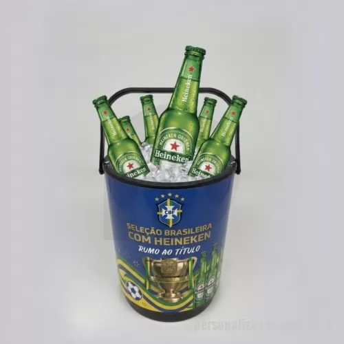 Cooler personalizado - Destaque sua marca de forma útil e memorável. O Cooler Térmico para 8 Latas é o brinde corporativo ideal para eventos, campanhas promocionais, ações de relacionamento e confraternizações. Compacto, resistente e prático, mantém bebidas geladas por mais tempo enquanto fortalece a visibilidade da sua empresa em momentos de lazer e descontração.  Capacidade para até 8 latas - Excelente área para personalização da marca - Ideal para brindes corporativos e promocionais - Prático, leve e fácil de transportar.