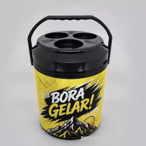 Cooler personalizado - Cooler Térmico 12 Latas personalizado, ideal para empresas que buscam um brinde útil, durável e de grande impacto visual. Com ampla área para personalização, destaca sua marca de forma elegante e eficiente em eventos, campanhas promocionais, ações de relacionamento e momentos de lazer. Sua capacidade ampliada e praticidade de uso fazem deste cooler uma excelente opção para fortalecer a visibilidade da sua empresa e gerar lembrança de marca por muito mais tempo.