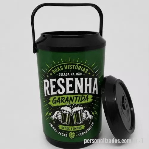 Cooler personalizado - Destaque sua marca de forma útil e memorável. O Cooler Térmico para 8 Latas é o brinde corporativo ideal para eventos, campanhas promocionais, ações de relacionamento e confraternizações. Compacto, resistente e prático, mantém bebidas geladas por mais tempo enquanto fortalece a visibilidade da sua empresa em momentos de lazer e descontração.  Capacidade para até 8 latas - Excelente área para personalização da marca - Ideal para brindes corporativos e promocionais - Prático, leve e fácil de transportar.