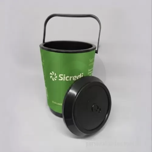 Cooler personalizado - Cooler Térmico 8 Latas personalizado, ideal para brindes, eventos e ações promocionais. Compacto e prático, mantém as bebidas geladas por mais tempo e oferece excelente espaço para destacar a sua marca. Uma opção útil e atrativa para clientes, colaboradores e parceiros. 
