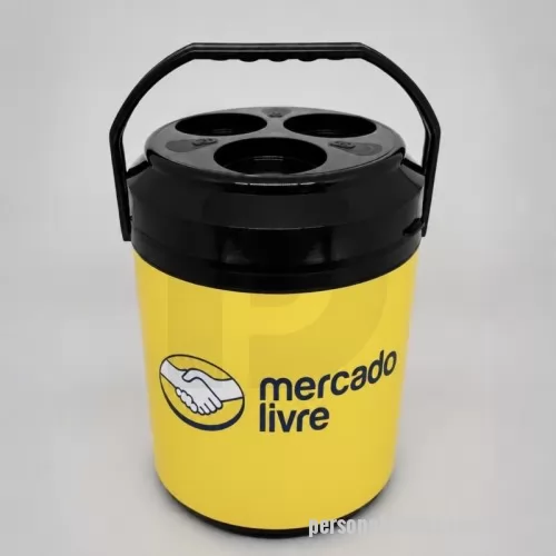 Cooler personalizado - Cooler Térmico 12 Latas personalizado, ideal para ações promocionais, eventos e brindes corporativos. Com excelente capacidade e ampla área para personalização, mantém as bebidas geladas por mais tempo e proporciona grande visibilidade para a sua marca. 