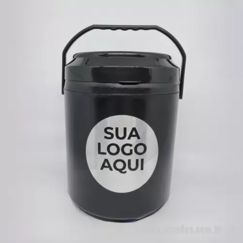 Cooler personalizado - Cooler Térmico Personalizado para 12 Latas, com capacidade de 9 litros e ampla área para personalização. Ideal para brindes, eventos e ações promocionais, mantém as bebidas geladas por mais tempo e garante destaque para sua marca. Resistente e prático, possui dimensões de 310 mm de altura x 245 mm de diâmetro e peso aproximado de 1,050 kg. 
