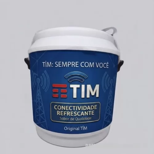 Cooler personalizado - Cooler Térmico Personalizado para 24 Latas, com capacidade de 21 litros e ampla área para personalização. Ideal para brindes, eventos e ações promocionais, mantém as bebidas geladas por mais tempo e garante máxima visibilidade para sua marca. Resistente e espaçoso, possui dimensões de 365 mm de altura x 345 mm de diâmetro e peso aproximado de 2,700 kg. 