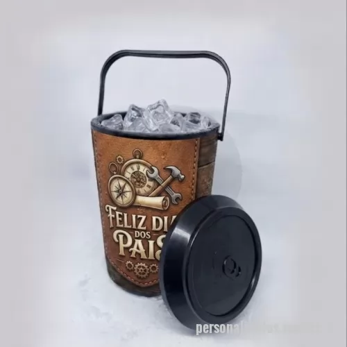 Cooler personalizado - Cooler Térmico 8 Latas ideal para campanhas de Dia dos Pais, unindo praticidade, utilidade e valorização da sua marca. Compacto e fácil de transportar, mantém bebidas geladas por mais tempo e oferece uma excelente área para personalização. Perfeito para presentear clientes, colaboradores e parceiros, criando uma lembrança útil e duradoura em uma data especial.