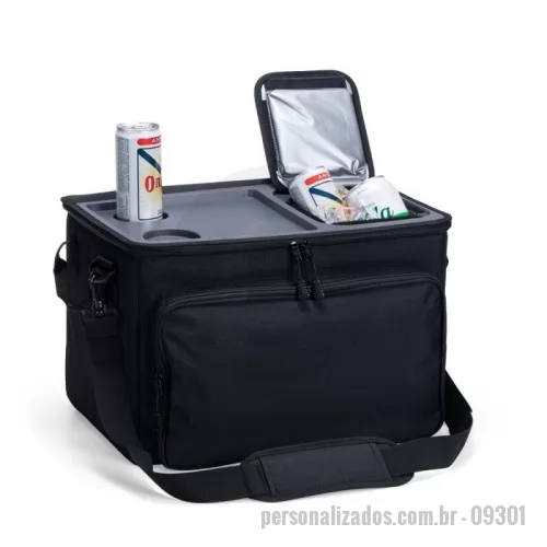 Cooler personalizado - Bolsa Térmica Dobrável 36 Litros Personalizada  Espaçosa, resistente e prática, a Bolsa Térmica Dobrável de 36 litros é perfeita para transportar alimentos e bebidas, mantendo tudo organizado e protegido durante o passeio.  Confeccionada em poliéster, possui revestimento térmico em PEVA atóxico e uma tampa rígida de plástico PE com espaço para acomodar copos ou latas. Quando não estiver em uso, pode ser dobrada para facilitar o armazenamento.
