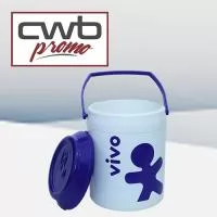 PRODUTO: Cooler 16 latas MEDIDAS: 33,5 cm de altura com a tampa x 26,0 cm de diâmetro CAPACIDADE: 12 Litros MATERIAL: Polipropileno com parede dupla PERSONALIZAÇÃO: Adesivo com impressão (cromia) de alta resolução em 360° CORES: Branco e Preto