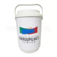 Cooler promocional com capacidade para 08 latas, com alça fixa e isolante térmico. Gravação da logomarca através de adesivo com impressão digital .
