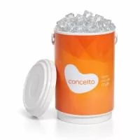 Cooler promocional com capacidade para 08 latas, com alça fixa e isolante térmico. Disponível em várias cores. Gravação da logomarca através de adesivo com impressão digital já inclusa.