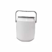 Ideal para quem busca um presente criativo, útil e personalizável! Com design clean e liso, esse cooler branco é perfeito para estampar com a arte da sua marca, um nome especial ou até uma frase divertida. Faça você mesmo ou leve ao seu fornecedor de personalizados!