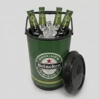 Destaque sua marca de forma útil e memorável. O Cooler Térmico para 8 Latas é o brinde corporativo ideal para eventos, campanhas promocionais, ações de relacionamento e confraternizações. Compacto, resistente e prático, mantém bebidas geladas por mais tempo enquanto fortalece a visibilidade da sua empresa em momentos de lazer e descontração.  Capacidade para até 8 latas - Excelente área para personalização da marca - Ideal para brindes corporativos e promocionais - Prático, leve e fácil de transportar.