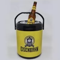 Cooler Térmico 12 Latas com excelente capacidade e ampla área para personalização. Ideal para campanhas promocionais, eventos corporativos, brindes e ações de relacionamento. Mantém as bebidas geladas por mais tempo e garante maior visibilidade para sua marca em momentos de lazer, viagens e confraternizações. Um brinde útil, durável e de grande impacto promocional.