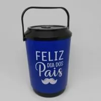 Cooler Térmico 8 Latas ideal para campanhas de Dia dos Pais, unindo praticidade, utilidade e valorização da sua marca. Compacto e fácil de transportar, mantém bebidas geladas por mais tempo e oferece uma excelente área para personalização. Perfeito para presentear clientes, colaboradores e parceiros, criando uma lembrança útil e duradoura em uma data especial.