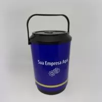 Cooler Térmico 8 Latas com personalização exclusiva para destacar a sua marca. Compacto, prático e funcional, possui uma ampla área para aplicação da sua logo ou identidade visual, garantindo maior visibilidade em momentos de lazer, viagens, confraternizações e eventos. Ideal para ações promocionais, brindes corporativos e campanhas de marketing, é uma opção útil e de grande impacto para fortalecer a presença da sua empresa junto a clientes e parceiros.
