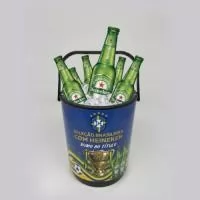 Destaque sua marca de forma útil e memorável. O Cooler Térmico para 8 Latas é o brinde corporativo ideal para eventos, campanhas promocionais, ações de relacionamento e confraternizações. Compacto, resistente e prático, mantém bebidas geladas por mais tempo enquanto fortalece a visibilidade da sua empresa em momentos de lazer e descontração.  Capacidade para até 8 latas - Excelente área para personalização da marca - Ideal para brindes corporativos e promocionais - Prático, leve e fácil de transportar.