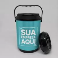 Cooler Térmico 10 Latas personalizado, ideal para ações promocionais, eventos e brindes corporativos. Com excelente área para personalização, destaca sua marca de forma prática e eficiente, mantendo as bebidas geladas por mais tempo. Um brinde útil e versátil para fortalecer o relacionamento com clientes, colaboradores e parceiros.