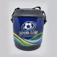 Cooler Térmico 24 Latas personalizado, perfeito para eventos, ações promocionais e brindes corporativos de alto impacto. Com grande capacidade e ampla área para personalização, mantém as bebidas geladas por mais tempo e garante máxima visibilidade para a sua marca em qualquer ocasião. 